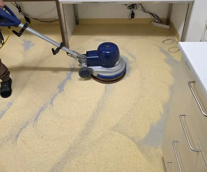 Bodenreinigung im Büro mit der Einscheibenmaschine
